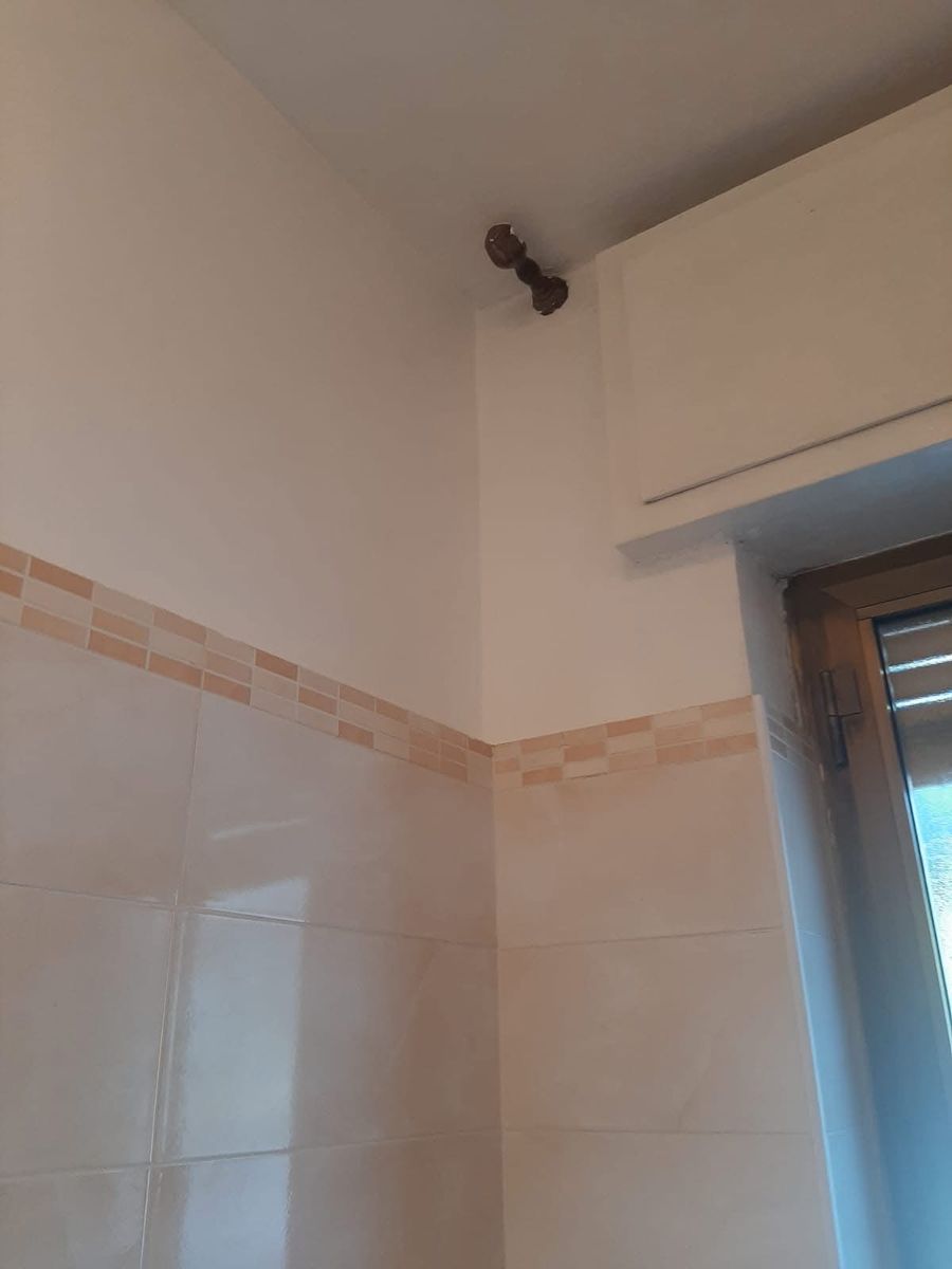 La stessa parete dopo trattamento e tinteggiatura